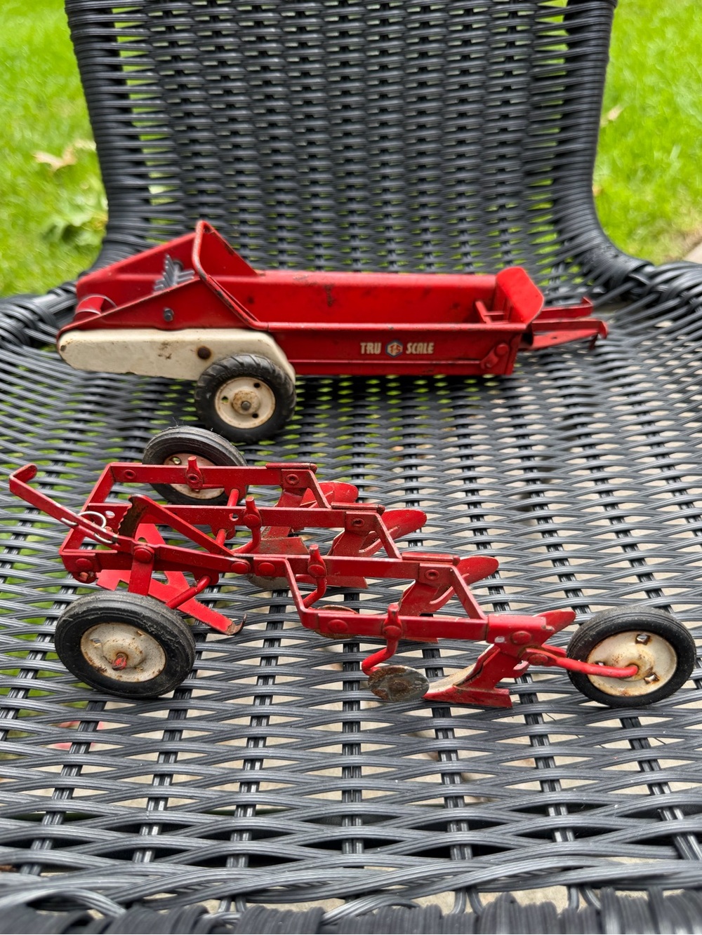 Vintage Carter Tru-Scale Metal Toy Manure Spreader & Disc Harrow Set 1:16